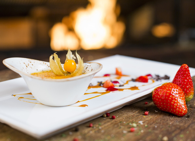 Creme brûlée mit frischen Beeren