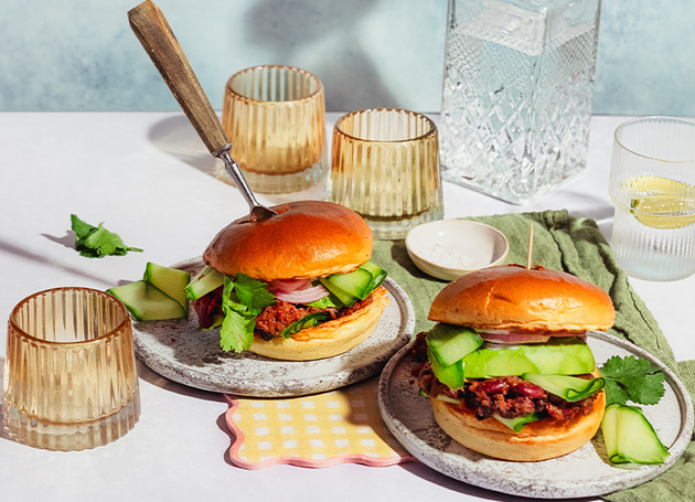Pulled BBQ Aubergine und Schwarze-Bohnen-Burger
