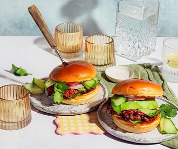 Pulled BBQ Aubergine und Schwarze-Bohnen-Burger