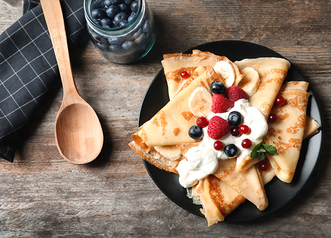 Crêpes mit Limonencreme und Beeren