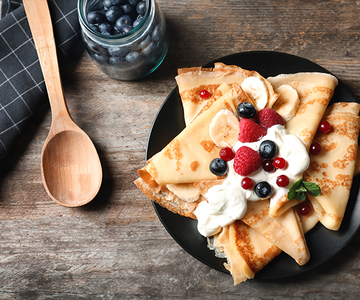 Crêpes mit Limonencreme und Beeren