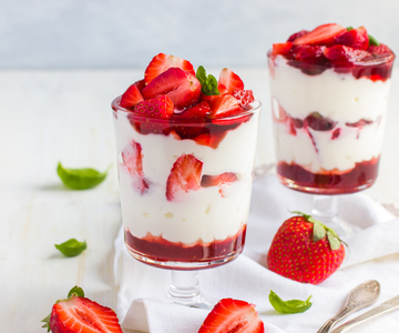 Schichtdessert mit Erdbeeren