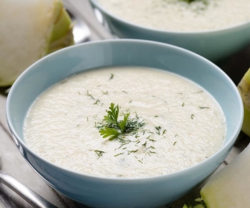 Kohlrabisuppe mit Frischkäse-Pfefferminznocken