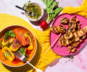 Honig–Senf–Poulet-Spiesse mit Peperoni und Thymian-Zitronen-Dressing