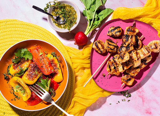 Honig–Senf–Poulet-Spiesse mit Peperoni und Thymian-Zitronen-Dressing