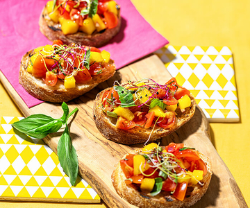 Tomaten–Mango–Bruschette mit Basilikum & Minze