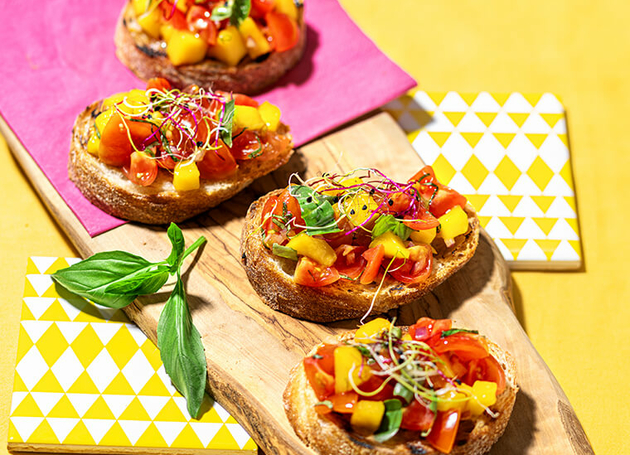 Tomaten–Mango–Bruschette mit Basilikum & Minze
