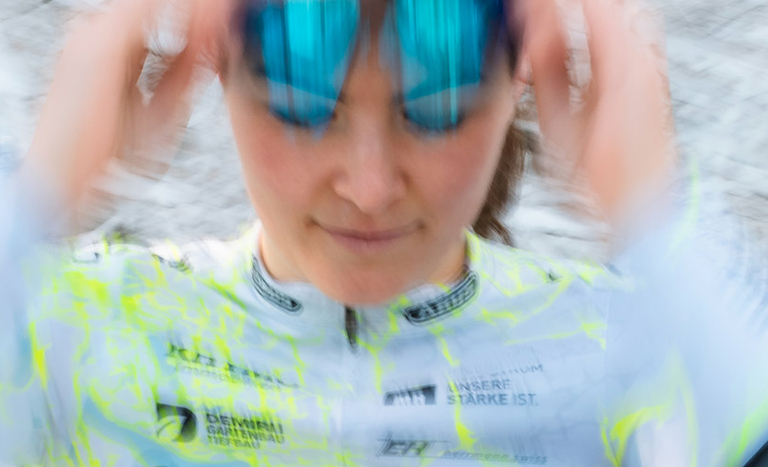 Radfahrerin des Cycling Team Ost setzt ihre Brille auf