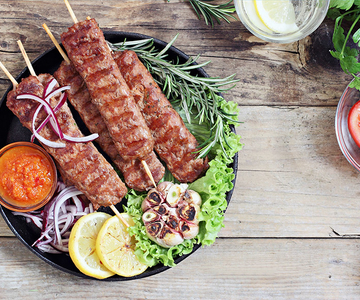 Hackfleisch-Spiesse mit scharfer Kräutersauce