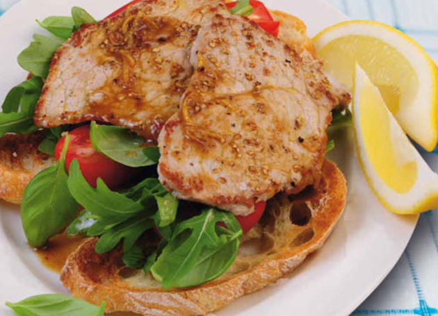 Scaloppine mit Rucola und Tomaten