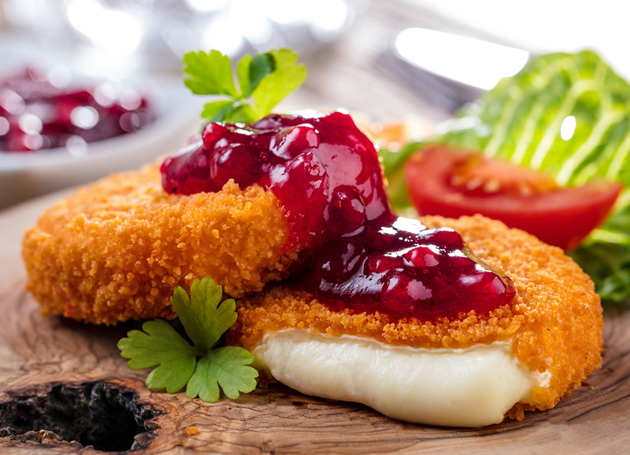 Gebackener Camembert mit Erdbeer-Rhabarber-Kompott