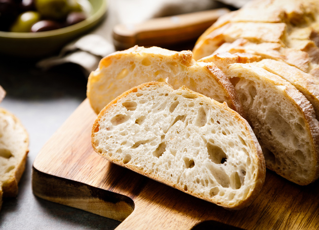 Mehrere Scheiben Weissbrot auf einem Holzbrett