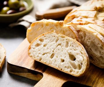 Mehrere Scheiben Weissbrot auf einem Holzbrett