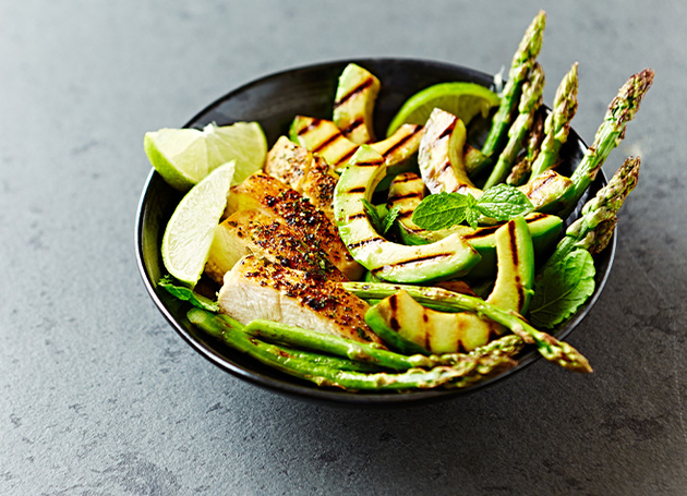 Grillsalat mit Spargel, Avocado und Poulet