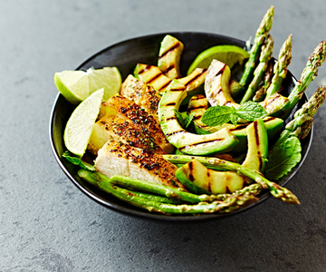 Grillsalat mit Spargel, Avocado und Poulet