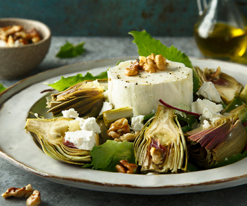 Ein Teller Artischockensalat mit Feta-Käse und Walnüssen.