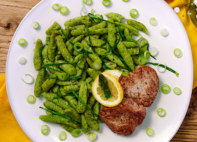 Bärlauchspätzle mit Schweinefilet und Frühlingsgemüse