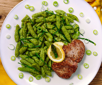 Bärlauchspätzle mit Schweinefilet und Frühlingsgemüse