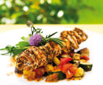 Marinierter Pouletspiess auf Ratatouille