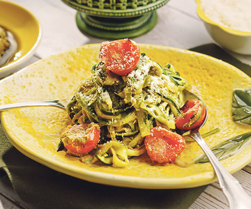 Zucchini-Nudeln mit Pesto und gerösteten Cherrytomaten