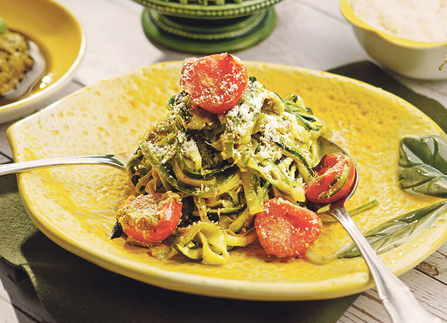 Zucchini-Nudeln mit Pesto und gerösteten Cherrytomaten
