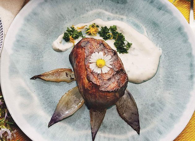 Gegrilltes Rindersteak mit Minze-Joghurt-Sauce und Kräutern