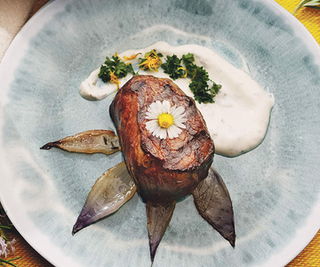 Gegrilltes Rindersteak mit Minze-Joghurt-Sauce und Kräutern