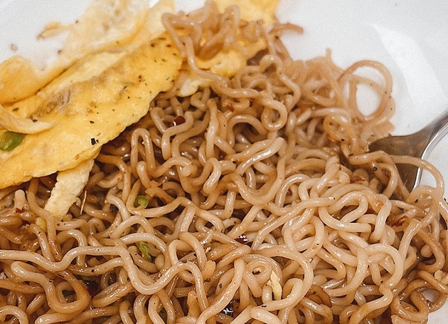 Ein Teller mit Ramen-Nudeln und einem Omelett.