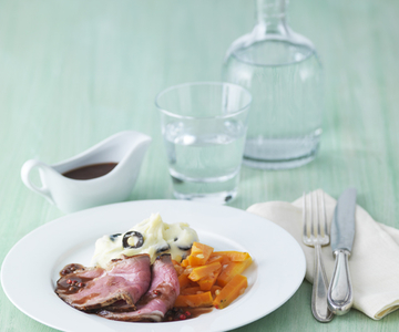 Roastbeef an Pfeffer-Bratensauce mit Oliven-Stocki und glasierten Rüebli