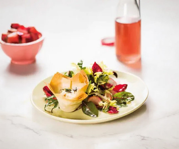 Ziegenkäse im Knusperkörbchen auf Frühlingssalat