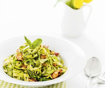 Spargeltagliatelle mit Pinien-Minzepesto