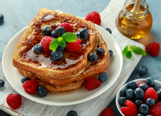 Veganer French Toast mit Beeren