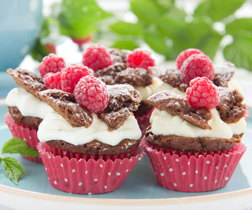 Schoko-Vanille-Muffins mit Himbeeren