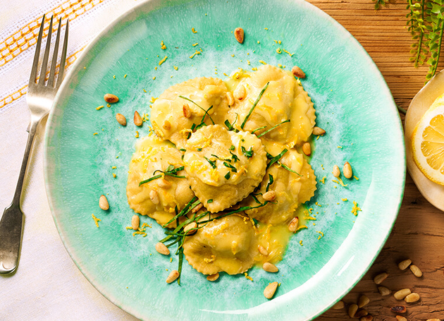 Ravioli mit Bärlauch-Ricotta-Füllung und Zitronenbutter