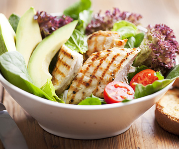 Pouletstreifen im Salatgärtchen