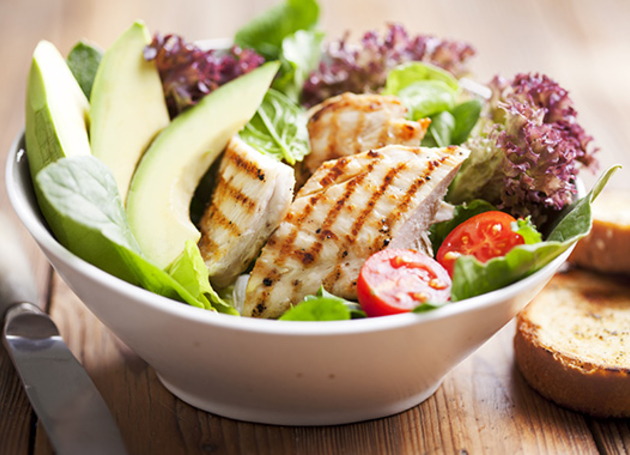 Pouletstreifen im Salatgärtchen