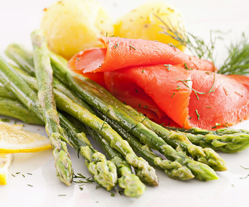 Rauchlachs mit grün-weissem Spargelsalat an Senfvinaigrette