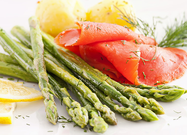 Rauchlachs mit grün-weissem Spargelsalat an Senfvinaigrette