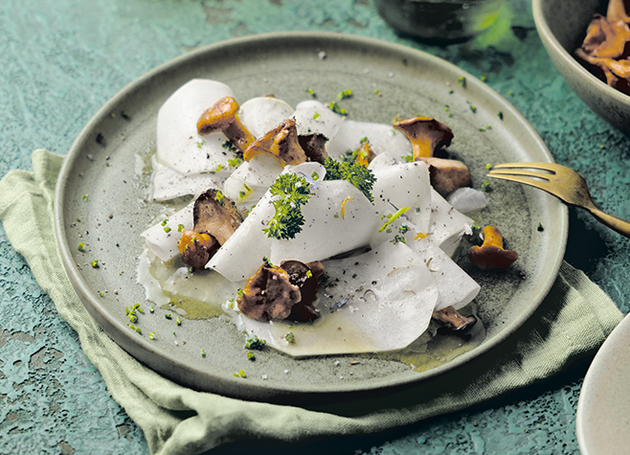 Kohlrabi-Carpaccio mit Kräutern und gebratenen Pilzen