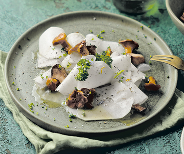 Kohlrabi Carpaccio mit Kräutern und gebratenen Pilzen