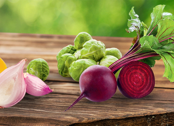 Verschiedenes Gemüse auf einem Holztisch