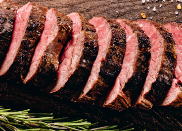 Ein festliches Weihnachtsmotiv zeigt eine köstlich gebratene Festtagsbraten vor einem stimmungsvollen Hintergrund.