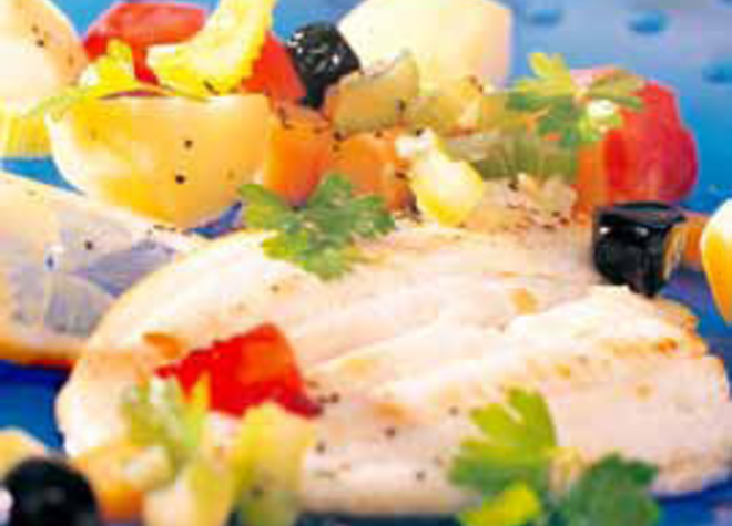 Fisch mit buntem Gemüse und Oliven