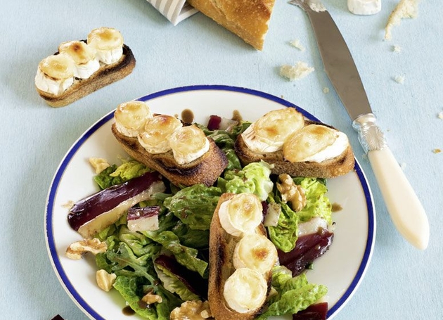 Salat mit überbackenem Ziegenkäse