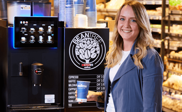 Eine Kundin kauft sich frischen LaVazza Kaffee im EUROSPAR Markt