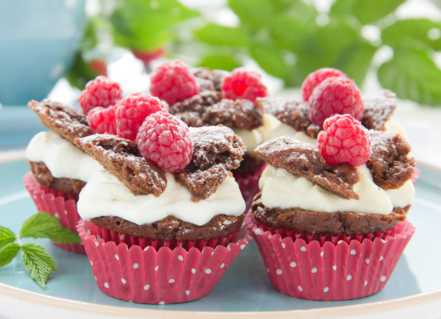 Schoko-Vanille-Muffins mit Himbeeren