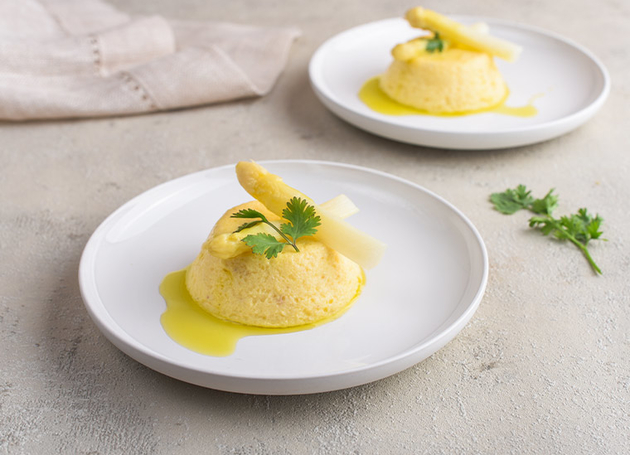 Zwei weisse Teller mit zwei Spargelflan darauf.