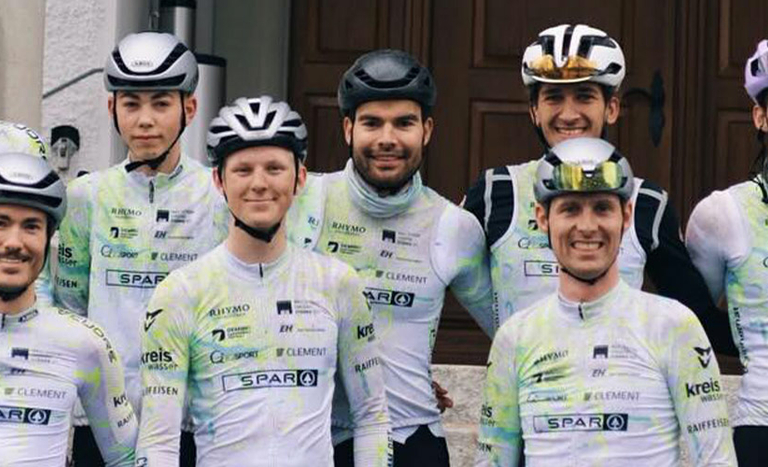 Die Cycling Team Ost Radfahrer in passenden Teamuniformen posieren für ein Foto