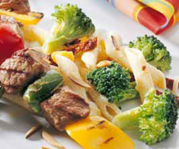 Rindfleischspiesse mit Pennesalat