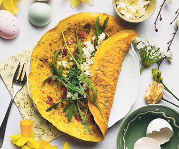 Omelette mit Rucola, Oliven und getrockneten Tomaten